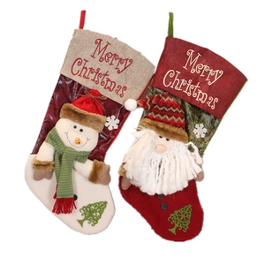 Chaussettes de Noël brodées avec Père Noël et Bonhomme de neige, sacs cadeaux rouges avec boucle