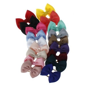 Détail de dix-huit bandeaux en tissu avec nœuds colorés montrant la variété des nuances.