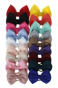 Vue détaillée de 18 bandeaux à nœuds colorés en tissu doux pour bébés.
