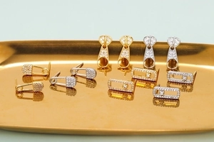 Orecchini a forma di spilla da balia in zircone oro e argento su vassoio elegante