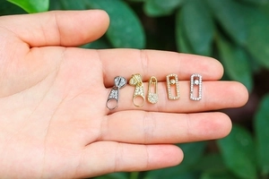 Set di orecchini a perno con zirconi a forma di spilla e lucchetto per donna