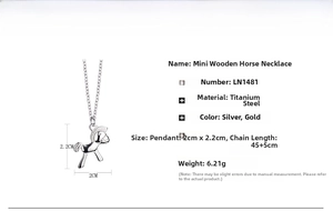 Détail du pendentif cheval à bascule de 2x2,2cm sur une chaîne en acier au titane