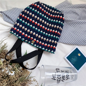 Dettaglio della borsa tote in tessuto increspato con motivi geometrici vintage chic