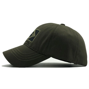 Detailansicht der olivgrünen Baseballkappe mit gesticktem Logo-Patch und Canvas-Stoff