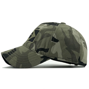 Seitenansicht einer Camouflage-Baseballkappe mit Stickerei und atmungsaktiven Ösen