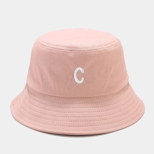 Dettaglio cappello alla pescatora rosa in cotone con lettera C ricamata e cuciture