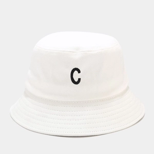 Dettaglio cappello pescatore in tela bianca con ricamo lettera C nera e tesa con cuciture