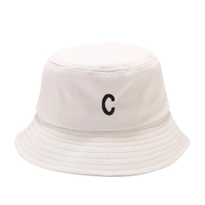 Cappello da pescatore minimalista beige in cotone con ricamo lettera C nera per donna