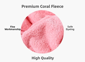 Détail macro de la texture douce du molleton corail rose avec teinture sécurisée