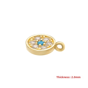 Dettaglio di un ciondolo tondo dorato con pietra blu e zirconi micro-pave, spessore 2,0 mm