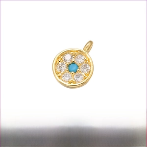 Dettaglio mini ciondolo in ottone dorato 6mm con pietra turchese e piccoli cristalli