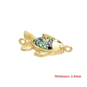 Detail van visbedeltje met kleurrijke zirkonia inleg en 2,8mm dikte