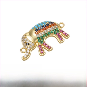 Detail van een kleurrijke CZ olifant connector van verguld messing voor het maken van sieraden