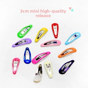 Detailed close-up of 3cm colorful metal heart snap hair clips for pets and toddlers
