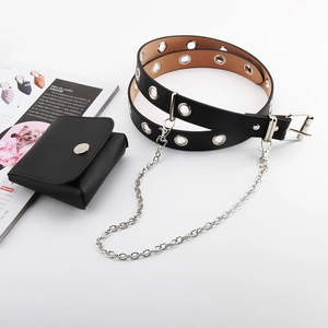 Detailansicht eines schwarzen Punk-Gürtels mit silbernen Ösen und kleiner Tasche