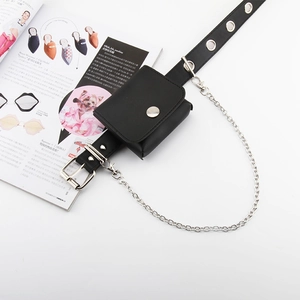 Punk Ledergürtel in Schwarz mit Ösen, Mini-Tasche und massiver silberner Kette