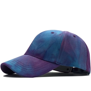 Blau-violette Batik-Baseballkappe mit gebogener Krempe in einer 45-Grad-Seitenansicht