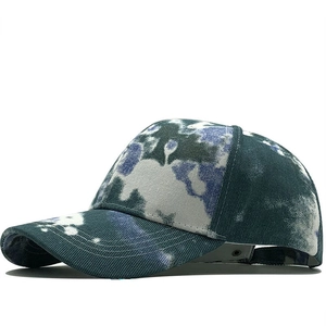 Tie-Dye Canvas Baseballkappe in Grün und Lila aus einem 45-Grad-Winkel von der Seite