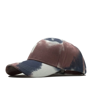 Makrodetail der verstärkten Nähte und des Tie-Dye-Baumwollstoffs der Baseballkappe