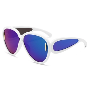 Lunettes de soleil blanches surdimensionnées avec verres dégradés violets et métal doré