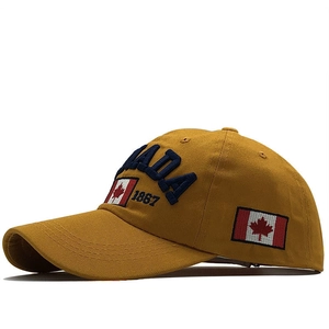 Cappellino da baseball in cotone senape con ricamo Canada e patch a foglia di acero