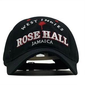 Nahaufnahme der 3D-Stickerei mit Rose Hall Jamaica Text auf einer schwarzen Baumwollkappe