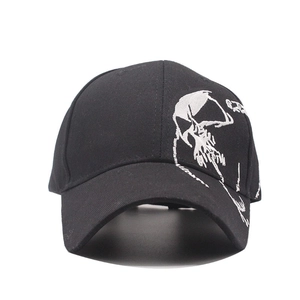Modische schwarze Baseballkappe mit weißer Totenkopf-Stickerei für Outdoor-Aktivitäten
