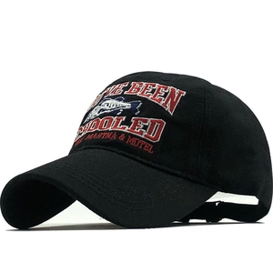 Cappellino da baseball nero classico con ricamo a pesce e scritta Schooled