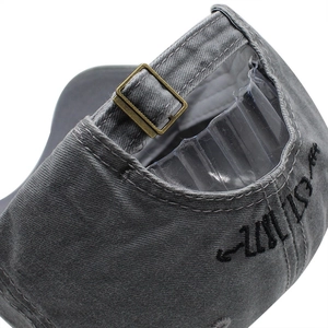Vue arrière détaillée de casquette en coton gris lavé avec boucle réglable et broderie