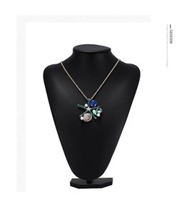 Détail du collier pendentif étoile de mer avec coquillages bleus, perles et cristaux