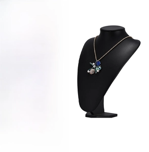 Détail du collier étoile de mer et coquillage avec perles sur support noir