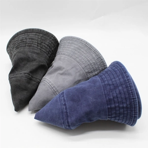 Lot de trois bobs en denim lavé noir, gris et bleu marine avec coutures de renforcement