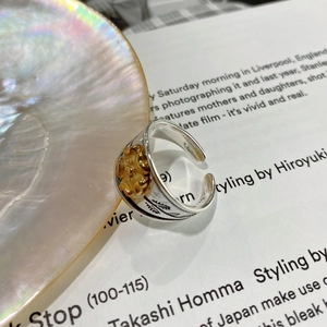 Gros plan d'une bague fleur vintage en argent 925 avec anneau ouvert ajustable