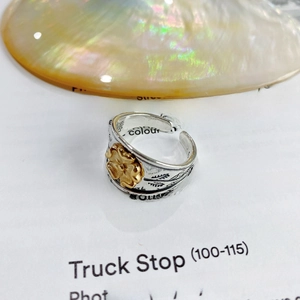 Détail de la bague large en argent 925 rétro avec une fleur dorée en relief