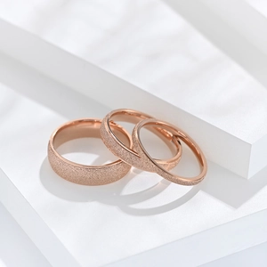 Ensemble de trois bagues en acier titane or rose avec texture mate élégante
