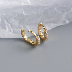 Vue détaillée des boucles d'oreilles créoles en argent S925 avec zircons incrustés