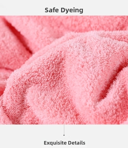 Gros plan sur la texture du tissu polaire corail rose montrant des fibres pelucheuses denses