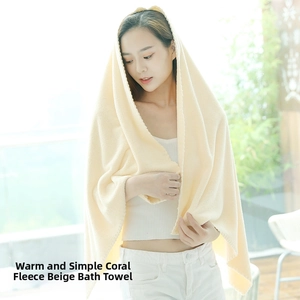 Détail de la serviette de bain en polaire corail blanc crème avec une texture douce