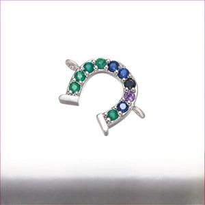 Macro-opname van hoefijzer bedeltje met gekleurde zirkonia en rhodium afwerking voor DIY