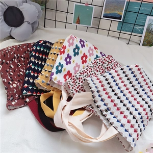 Borse tote in tela con motivi floreali e geometrici in un'ambientazione lifestyle