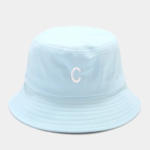 Dettaglio cappello alla pescatora celeste con ricamo C bianco e tesa rinforzata