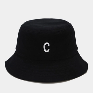 Dettaglio del ricamo bianco a C su questo cappello alla pescatora in cotone nero