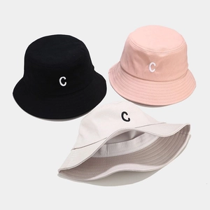 Set di 3 cappelli alla pescatora in cotone nero, rosa e beige con ricamo della lettera C