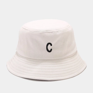 Dettaglio cappello a secchiello bianco in cotone con ricamo lettera C nera e cuciture