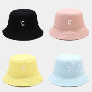 Cappello bucket minimalista in cotone con ricamo lettera C in quattro colori pastello