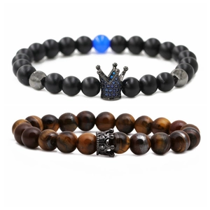 Tigerauge und matte schwarze Stein Krone Armband Set für Paare mit blauen Akzenten