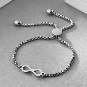Dettaglio del bracciale argento infinito con catena veneziana e chiusura regolabile