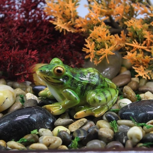 Realistic green resin frog figurine with black stripes for garden and micro landscape decor