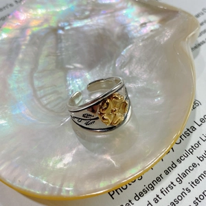 Bague ouverte en argent 925 vintage avec fleur dorée et gravures de feuilles noires