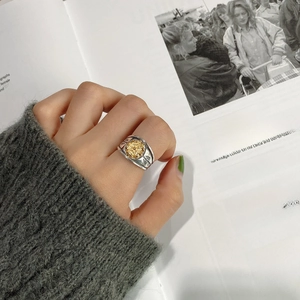 Gros plan d'une bague large en argent 925 vintage avec relief doré sur la main d'un mannequin